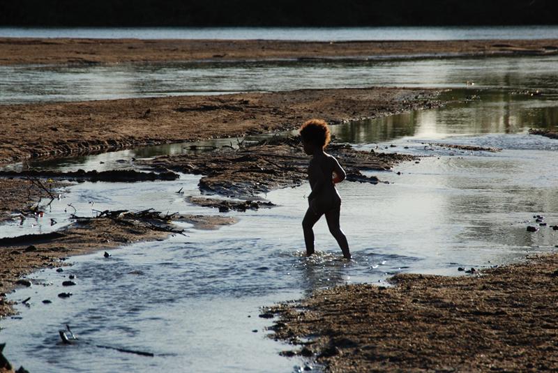 Dick Marty Welcome - I L'istantanea, scattata nel luglio 2020 in un posto sperduto della savana tanzaniana, esprime, a mio parere, libertà, fiducia e armonia con la natura. La bambina di tre anni è la mia nipotina Malaika.